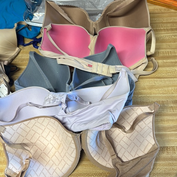 Find Victoria’s Secret bras. I’ll size 34DD. - Picture 2 of 7